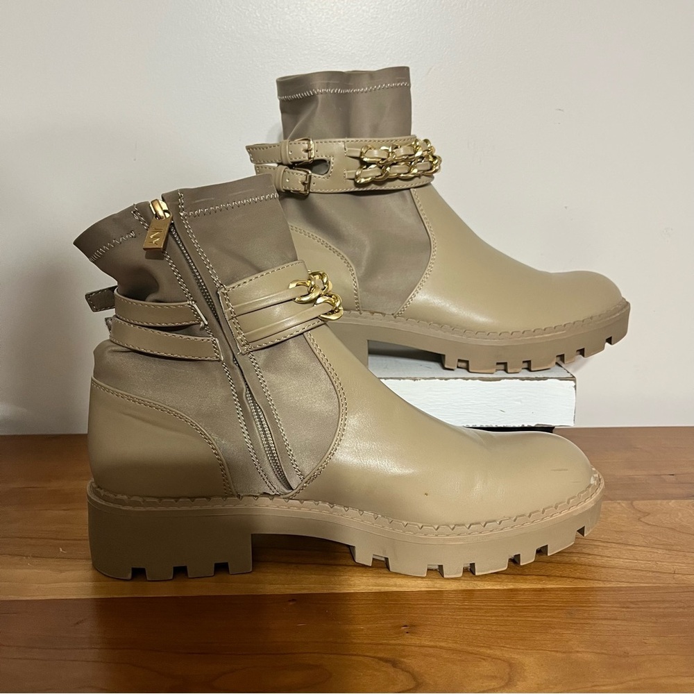 Jones NY Women's Chelsea Ankle Boots Size 9.5 Chunky Heel Booties Tan Chains JNY